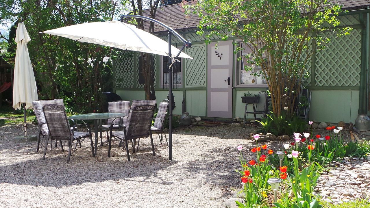 Garten mit Nebengebäude und Blumen Garten mit Nebengebäude und Blumen